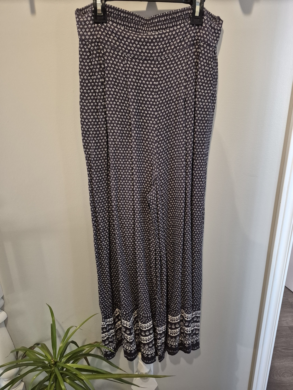American Eagle Outfitters Navy and White Printed Flowy Pants